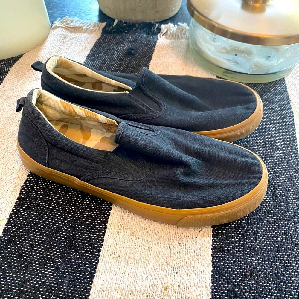 Old Navy Boys Black and Tan Slip on Sneakers size 6